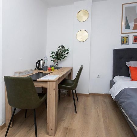 11 Steps' Lovely Studio In The Center Тирана Екстериор снимка