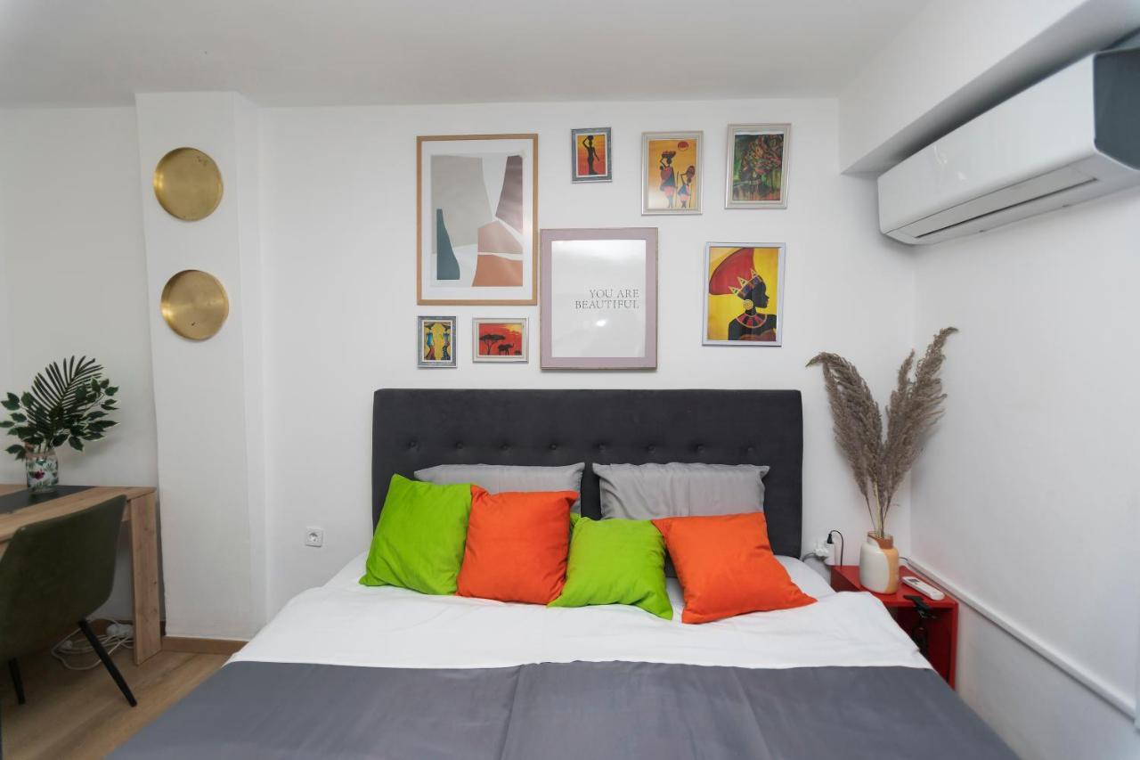 11 Steps' Lovely Studio In The Center Тирана Екстериор снимка