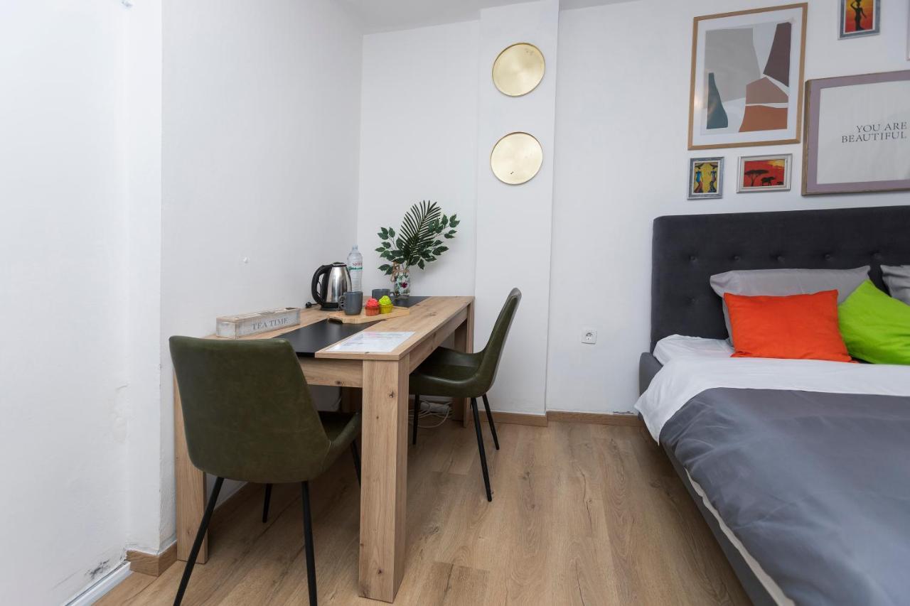 11 Steps' Lovely Studio In The Center Тирана Екстериор снимка