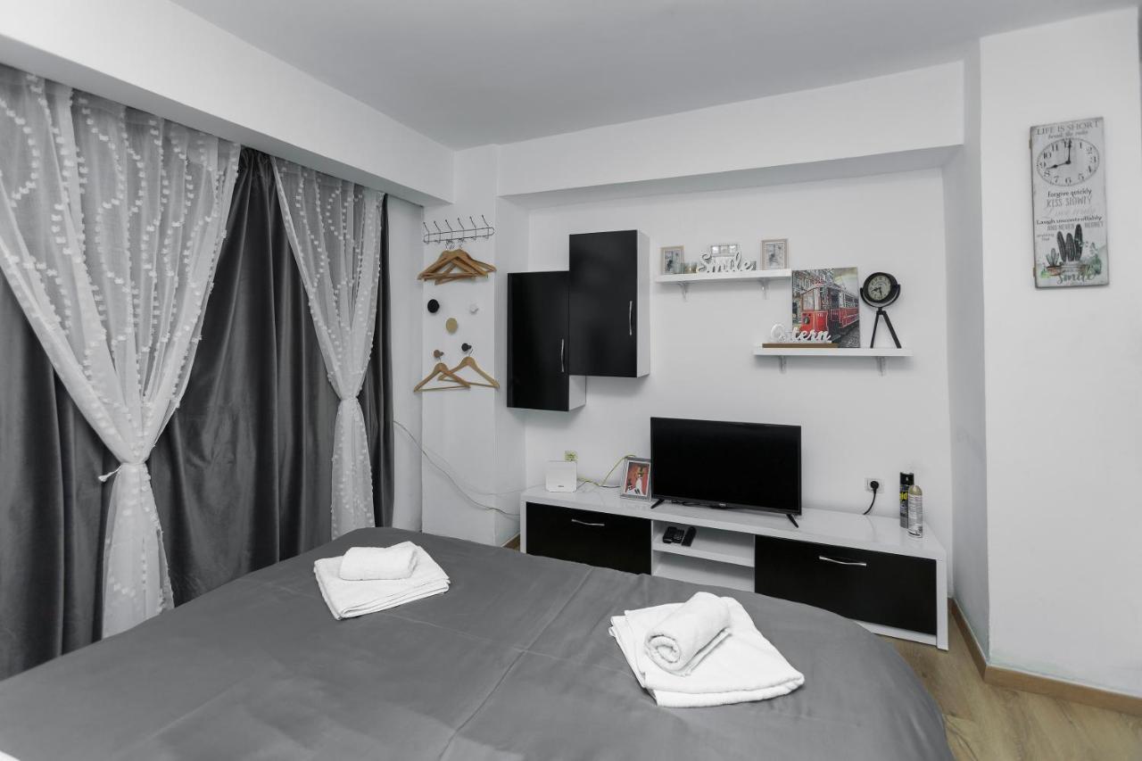 11 Steps' Lovely Studio In The Center Тирана Екстериор снимка