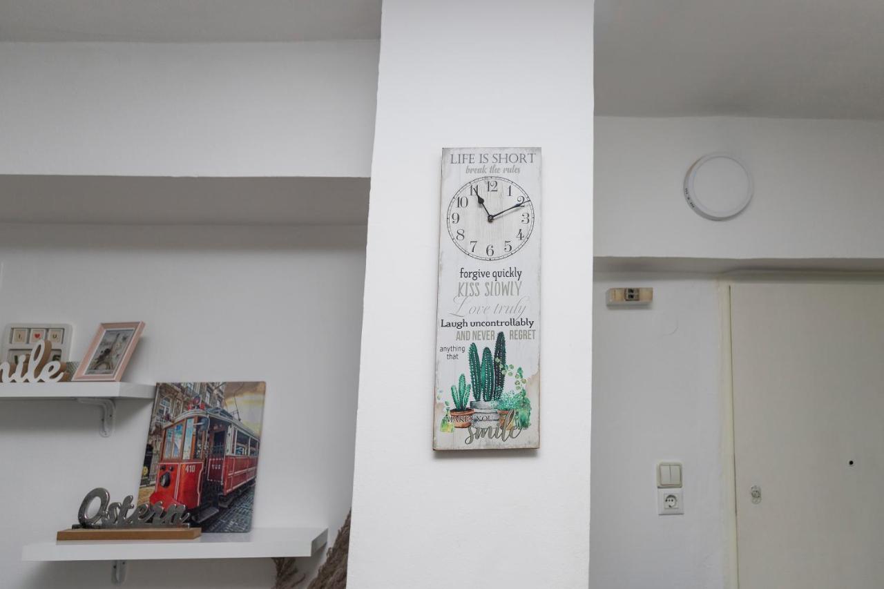 11 Steps' Lovely Studio In The Center Тирана Екстериор снимка