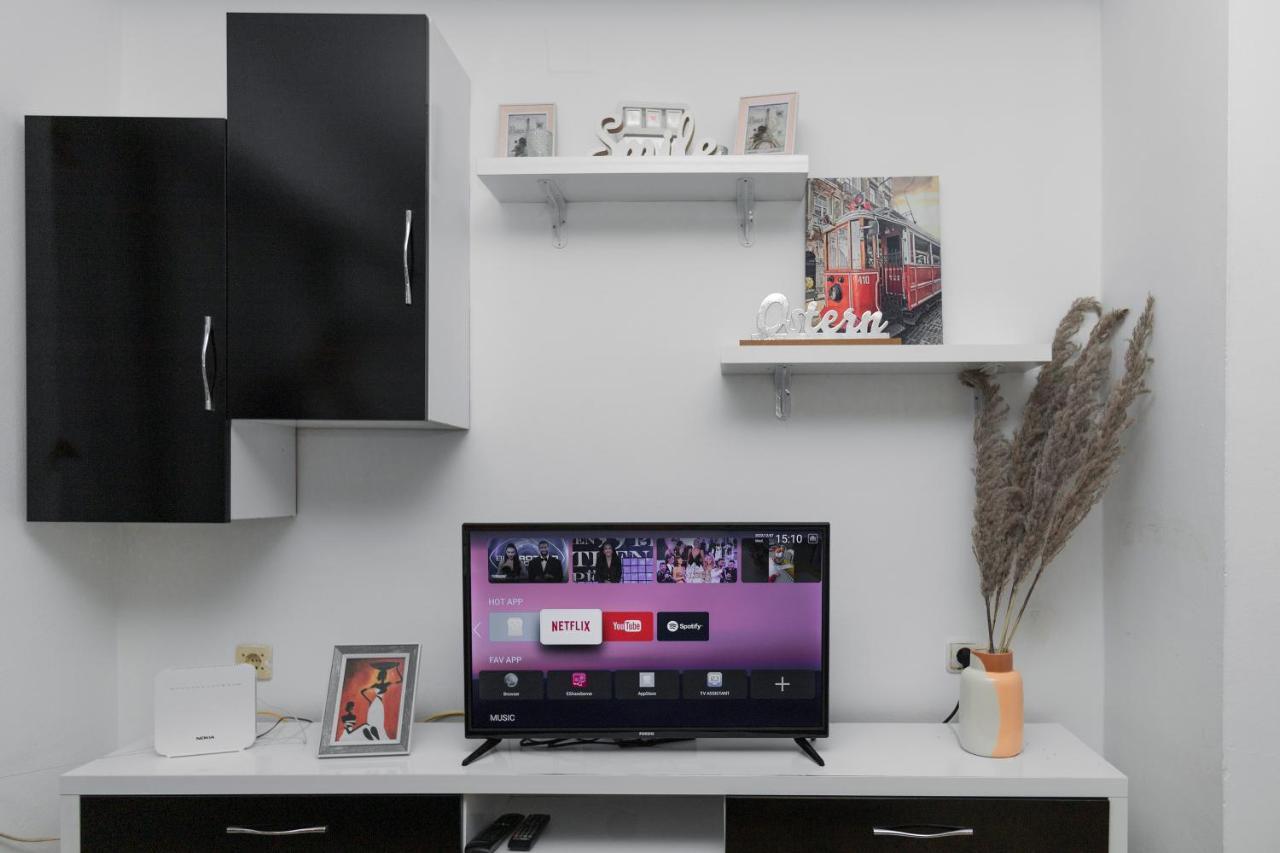 11 Steps' Lovely Studio In The Center Тирана Екстериор снимка