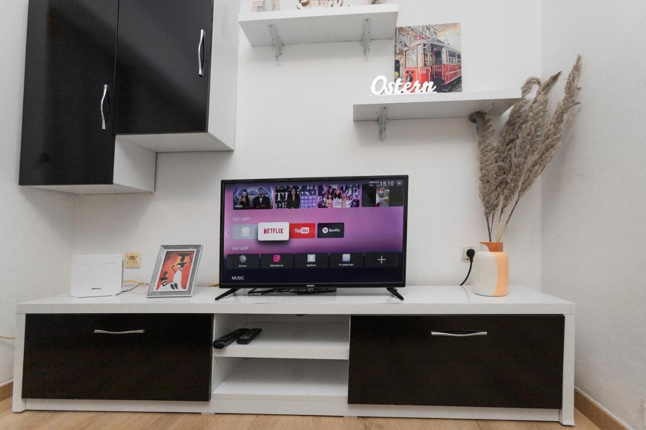 11 Steps' Lovely Studio In The Center Тирана Екстериор снимка